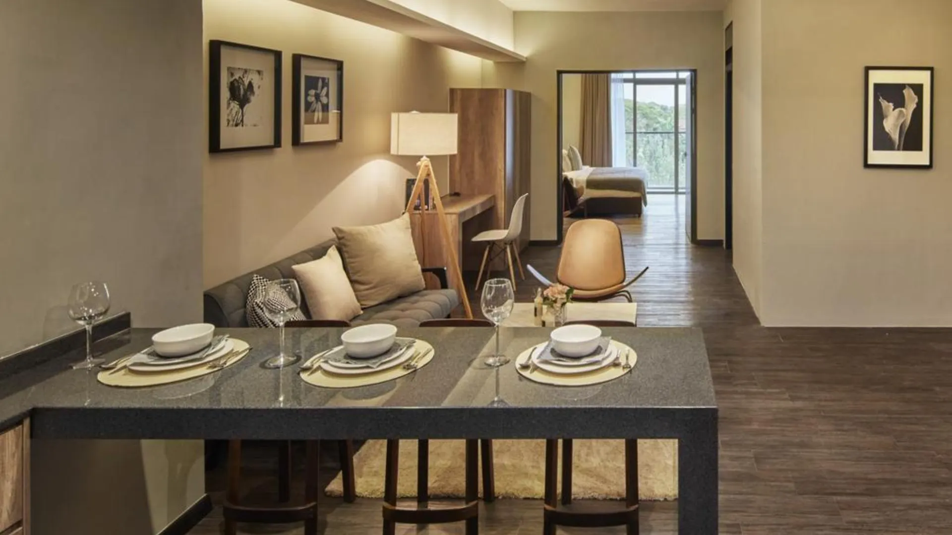 Tropics Eight Suites 3*, George Town