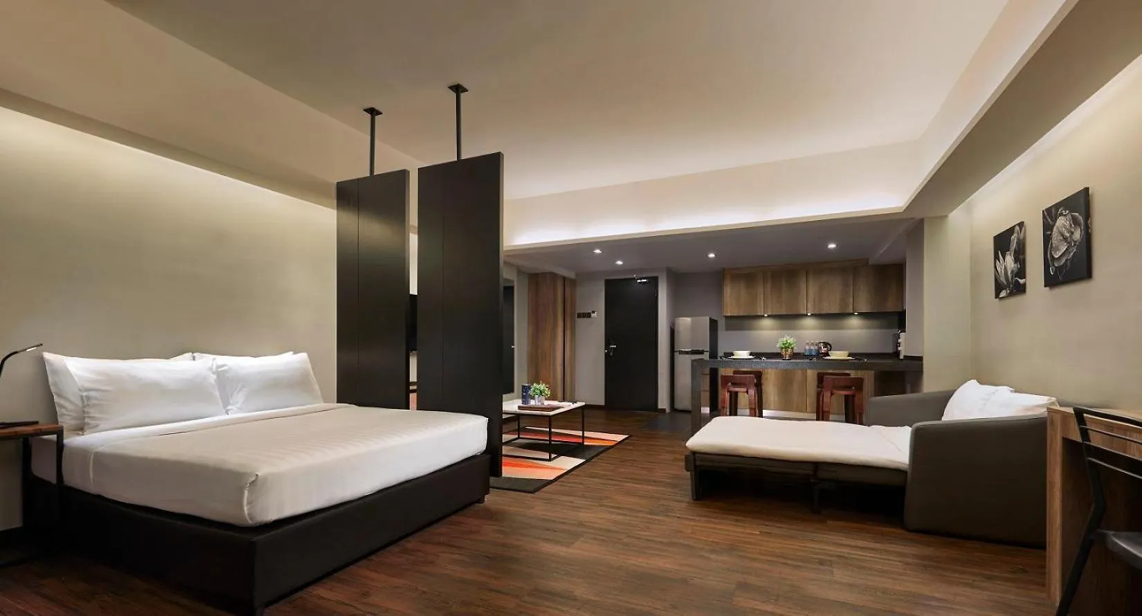 Tropics Eight Suites 3*, George Town