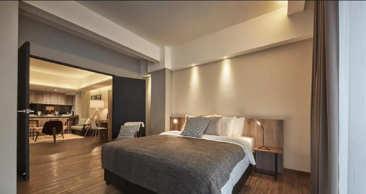 Tropics Eight Suites 3*, George Town